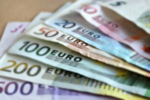 Neočakávanej situácie a okamžitá potreba finančnej pomoci si nevyberá. Kde získať pôžičku hneď?